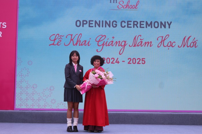 Đại diện học sinh tặng hoa tri ân Madame Thái Hương. IMG_5705.JPG