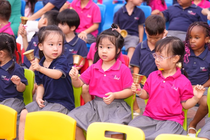 Những chiếc chuông được rung lên - một nghi thức chào đón học sinh mới tại TH School. NTH09913.JPG