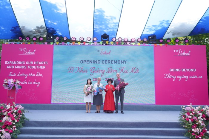 Madame Thái Hương tặng những bó hoa mẫu đơn cho các thầy cô với gửi gắm thầy cô luôn yêu thương, chăm sóc học sinh như là cha mẹ các em. QKT04078 (1).JPG