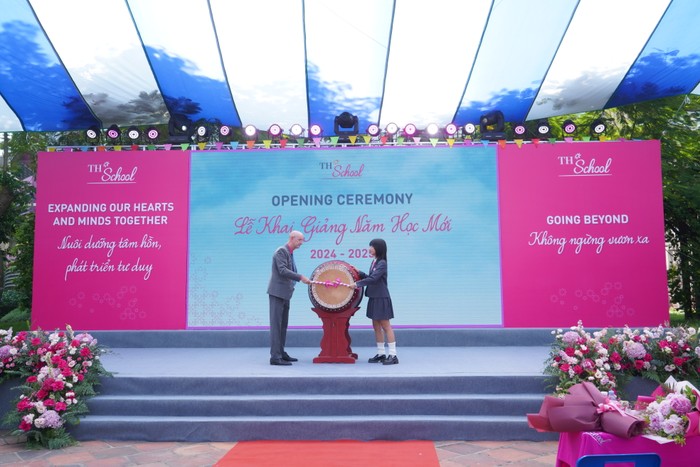 Thầy Tổng hiệu trưởng cùng học sinh đánh trống khai giảng năm học mới. QKT04127 (1).JPG