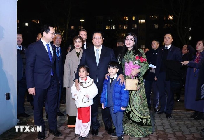 Thủ tướng Phạm Minh Chính thăm cán bộ, nhân viên Đại sứ quán và cộng đồng người Việt Nam tại Cộng hòa Ba Lan. (Ảnh: Dương Giang/TTXVN)