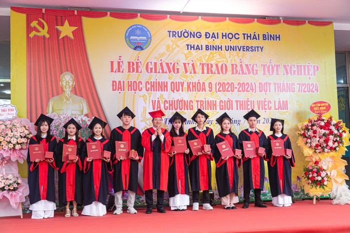 Hieu truong DH Thai Binh.jpg