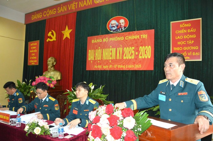 Thiếu tướng Trần Trọng Tuyến - Bí thư Đảng ủy, Chính ủy Học viện Phòng không - Không quân phát biểu chỉ đạo Đại hội. 4822c4f3-530f-4b7d-8600-df5cc1b69ced.jpg