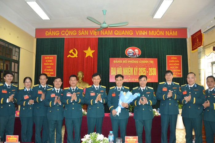 Thủ trưởng Học viện tặng hoa chúc mừng Ban Chấp hành Đảng bộ Phòng Chính trị nhiệm kỳ 2025 - 2030 và Đoàn đại biểu dự Đại hội đại biểu Đảng bộ Học viện Phòng không - Không quân lần thứ VI, nhiệm kỳ 2025-2030. d3d2c9e4-27d8-4240-899e-8c8dc4858871.jpg