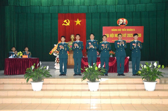 Ban Chấp hành Đảng bộ Tiểu đoàn nhiệm kỳ 2025-2030 và Đoàn đại biểu đi dự Đại hội đại biểu Đảng bộ Học viện lần thứ VI ra mắt Đại hội. 10.jpg