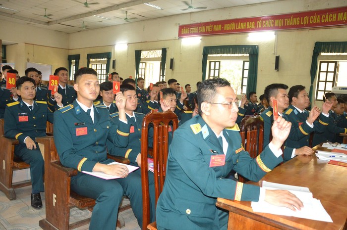 Biểu quyết thông qua Nghị quyết Đại hội. 11.jpg
