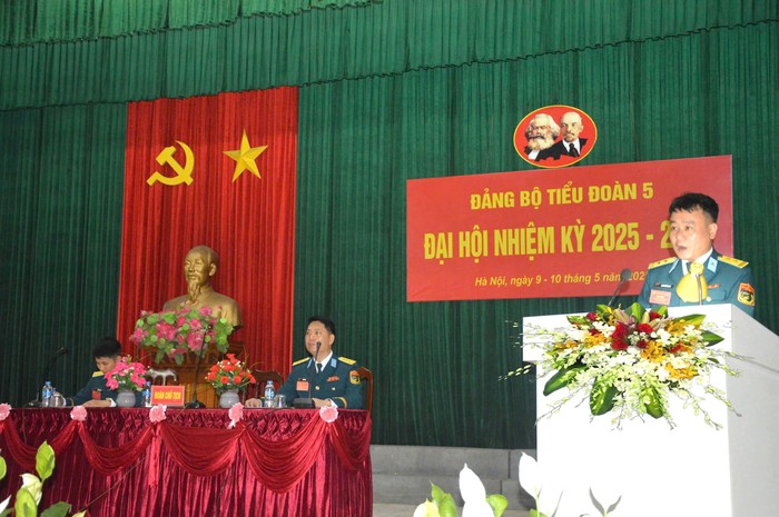 Trung tá Đinh Hồng Ngọc - Chính trị viên Tiểu đoàn phát biểu tại Đại hội. 6.jpg