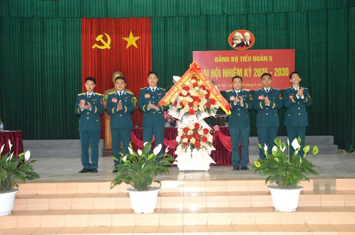 Tuổi trẻ Đoàn cơ sở Tiểu đoàn tặng hoa chúc mừng Đại hội. 8.jpg