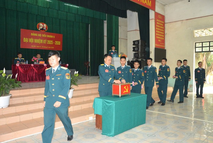 Đại hội bỏ phiếu bầu Ban Chấp hành Đảng bộ Tiểu đoàn nhiệm kỳ 2025-2030. 9.jpg