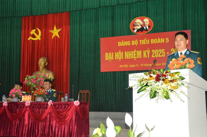 Thượng tá Phạm Doanh - Tiểu đoàn trưởng phát biểu tại Đại hội. z6589331359301_e6a0f81dfd52c878788a96044bceaff8.jpg