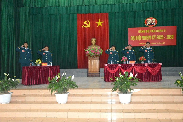Đoàn Chủ tịch, thư ký ra mắt Đại hội. z6589331365099_585547a31f5fa158aca5f58cd1cf90d5.jpg