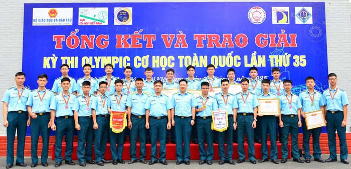 Đội tuyển Olympic Cơ học Học viện Phòng không - Không quân nhận giải tại Lễ tổng kết. zalo_529810676125859.jpg