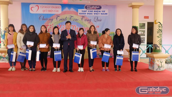 Tết này với các thầy cô giáo bớt khó khăn phần nào vì sự sẻ chia, động viên kịp thời.