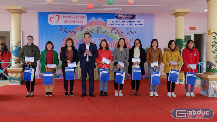 Ông Nguyễn Công Huân - Phó chủ tịch Ủy ban nhân dân thị xã Phú Thọ tặng quà các thầy cô giáo.