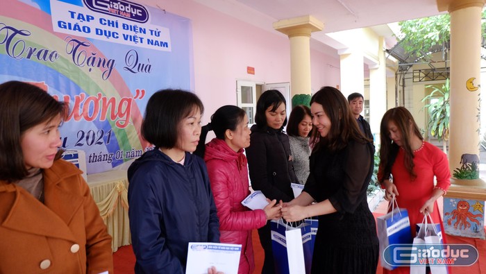 Bà Vũ Hồng Nhung - Trưởng phòng Truyền thông Tạp chí điện tử Giáo dục Việt Nam trao quà Tết. Những món quà từ các nhà hảo tâm đã trở thành nguồn động lực lớn để các thầy cô vượt lên nghịch cảnh, cống hiến cho giáo dục.
