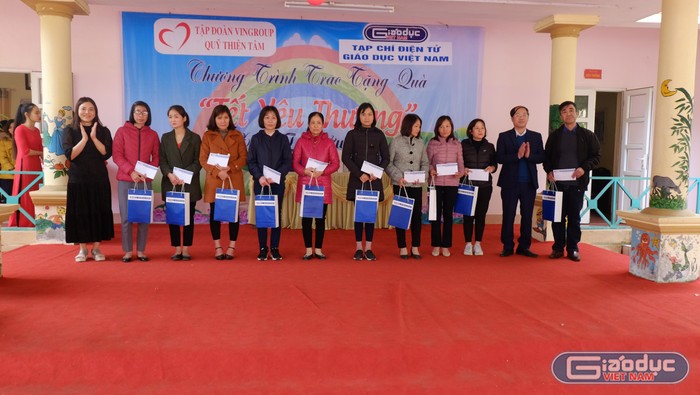 52 thầy cô, với 52 hoàn cảnh khác nhau nhưng có nguồn động viên lớn trong dịp Tết đến, Xuân về.