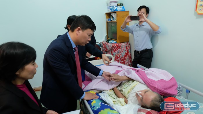 Thầy giáo Phạm Đình Thoan - Cựu giáo chức tại thị xã Phú Thọ xúc động khi nhận được món quà động viên từ Tạp chí điện tử Giáo dục Việt Nam.