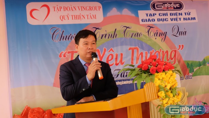 Nhà báo Nguyễn Tiến Bình - Tổng biên tập Tạp chí điện tử Giáo dục Việt Nam chia sẻ với những giáo viên còn khó khăn trên địa bàn thị xã Phú Thọ. Nhà báo Nguyễn Tiến Bình mong các thầy cô giáo vượt lên hoàn cảnh để cống hiến nhiều hơn nữa cho giáo dục.