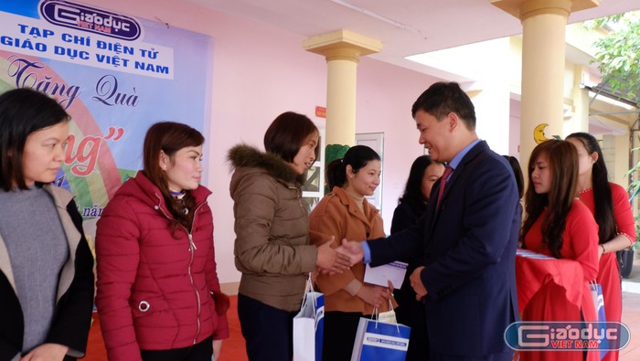 Nhà báo Nguyễn Tiến Bình – Tổng biên tập Tạp chí điện tử Giáo dục Việt Nam đã chia sẻ và động viên các thầy cô giáo còn khó khăn trên địa bàn thị xã Phú Thọ.