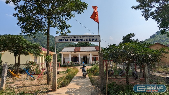 Điểm trường Sê Pu ngay dưới chân dốc của núi Brai. Ảnh: LC