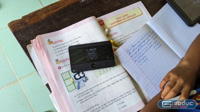 Thiết bị phát wifi mà cô Ngân phải trích từ lương ra để các em có sóng học tiếng Anh. Ảnh: LC