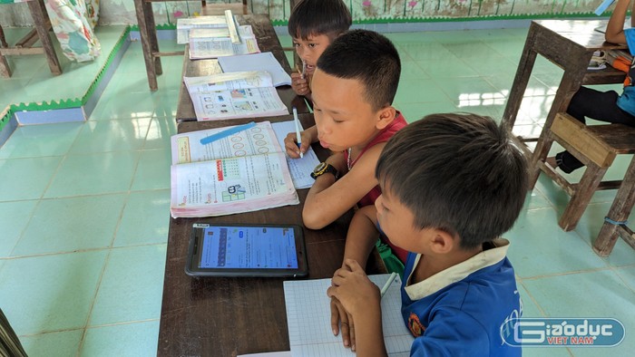 Học tiếng Anh ở Sê Pu. Ảnh: LC