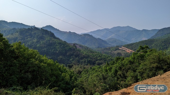 Đường vào điểm trường Sê Pu của trường Phổ thông dân tộc bán trú Tiểu học và Trung học cơ sở Hướng Lập. Ảnh: LC