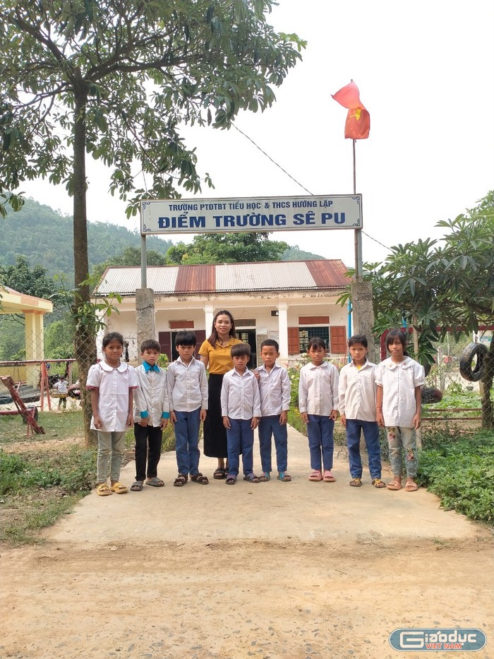 Cô giáo Lê Thị Ngân và học trò ở điểm trường Sê Pu. Ảnh: LC