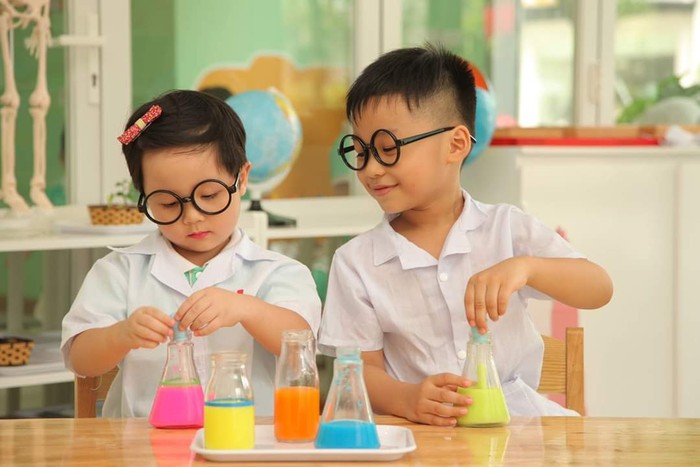 Các bé được trải nghiệm khoa học lý thú.