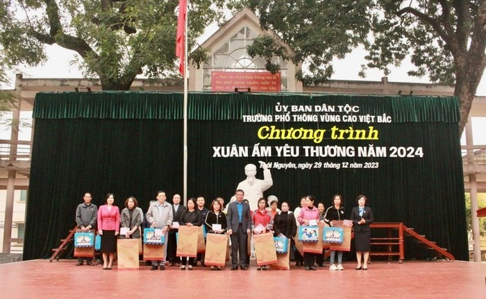 Công đoàn Giáo dục Việt Nam tổ chức chương trình “Tết sớm với cán bộ, nhà giáo, người lao động và học sinh vùng cao” năm 2024. Ảnh: Công đoàn Giáo dục Việt Nam Công đoàn Giáo dục Việt Nam tổ chức chương trình “Tết sớm với cán bộ, nhà giáo, người lao động và học sinh vùng cao” năm 2024. Ảnh: Công đoàn Giáo dục Việt Nam