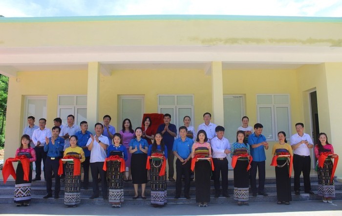 Lễ khánh thành và bàn giao nhà công vụ cho các thầy giáo, cô giáo Trường Tiểu học Trung Thượng (tháng 7/2023). Ảnh: Công đoàn Giáo dục Việt Nam Lễ khánh thành và bàn giao nhà công vụ cho các thầy giáo, cô giáo Trường Tiểu học Trung Thượng (tháng 7/2023). Ảnh: Công đoàn Giáo dục Việt Nam