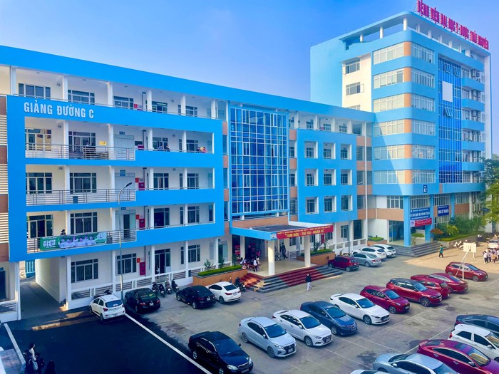 Một góc khuôn viên Trường Đại học Y Dược - Đại học Thái Nguyên. Ảnh: website nhà trường 404622761_740795928092810_7784932273911532939_n.jpg