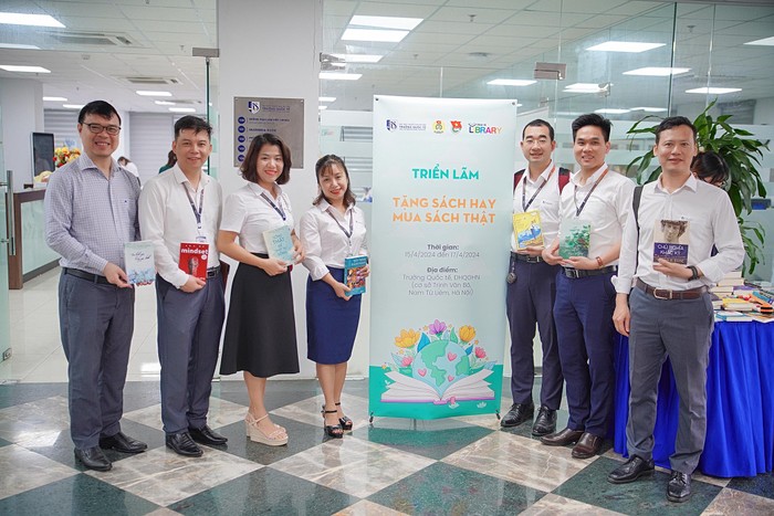 Giảng viên Trường Quốc tế - Đại học Quốc gia Hà Nội chụp ảnh tại triển lãm sách "Tặng sách hay - Mua sách thật" 7R405559.JPG