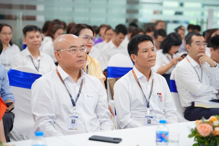 Phó giáo sư, Tiến sĩ Phạm Xuân Hoan - Chủ tịch Hội đồng trường (bên trái) và Phó giáo sư, Tiến sĩ Lê Trung Thành – Hiệu trưởng (bên phải) Trường Quốc tế - Đại học Quốc gia Hà Nội 7R405641.JPG