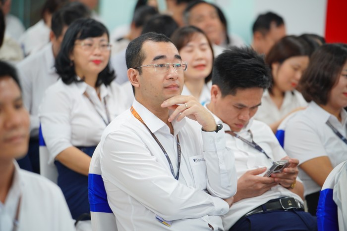 Giảng viên chăm chú theo dõi chia sẻ của diễn giả Trần Việt Quân tại tọa đàm "Giá trị sống trong giáo dục" 7R405647.JPG