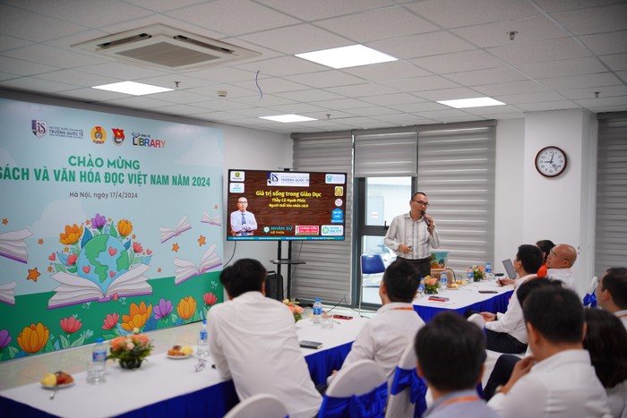 Diễn giả Trần Việt Quân chủ trì tọa đàm 7R405671.JPG