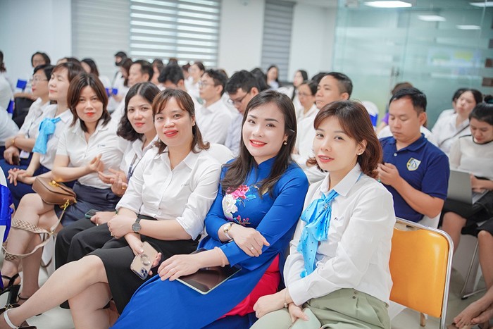 Các giảng viên hào hứng tham dự buổi tọa đàm “Giá trị sống trong giáo dục” - chuỗi hoạt động chào mừng Ngày Sách và Văn hóa đọc Việt Nam năm 2024 7R405677.JPG