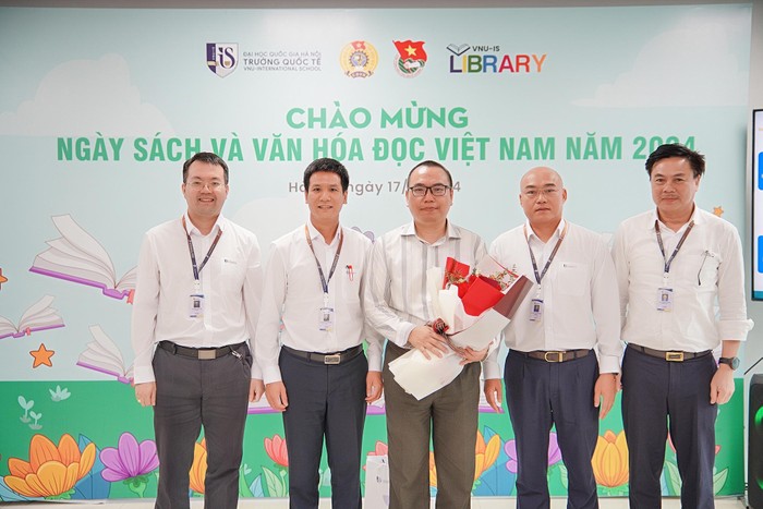 Lãnh đạo Trường Đại học Quốc tế - Đại học Quốc gia Hà Nội gửi tặng bó hoa thay lời cảm ơn gửi tới diễn giả Trần Việt Quân 7R405710.JPG