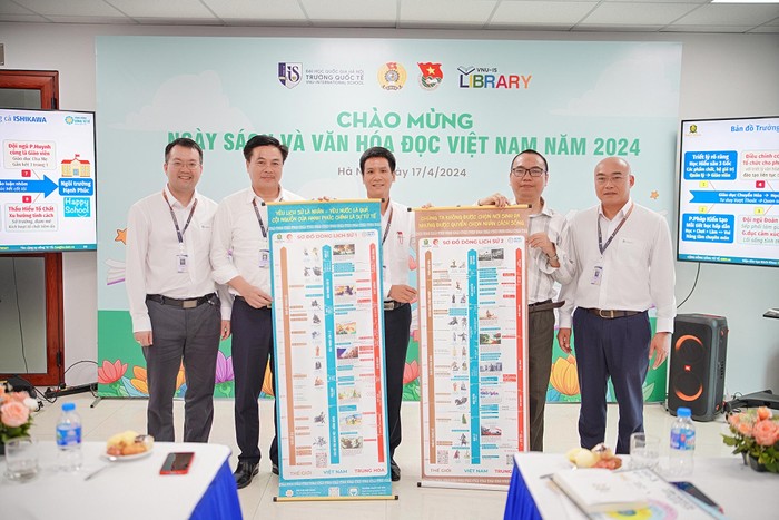 Diễn giả Trần Việt Quân tặng quà cho Trường Quốc tế - Đại học Quốc gia Hà Nội 7R405729.JPG