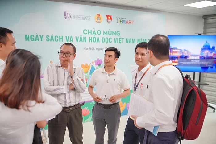 Kết thúc buổi tọa đàm, nhiều giảng viên tiếp tục có những trao đổi, thảo luận sôi nổi với diễn giả Trần Việt Quân 7R405750.JPG