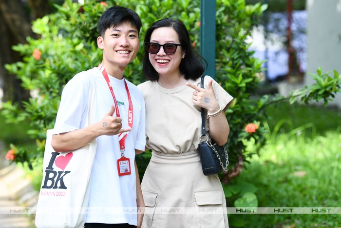 Năm nay, ngành Khoa học dữ liệu và Trí tuệ nhân tạo (IT-E10) tiếp tục có mức điểm chuẩn cao nhất 104,58 điểm. Ảnh: HUST Thí sinh trúng tuyển XTTN 2023 và mẹ tham gia Chương trình Chào mừng Idol XTTN 2023 Gặp để yêu hơn.jpg