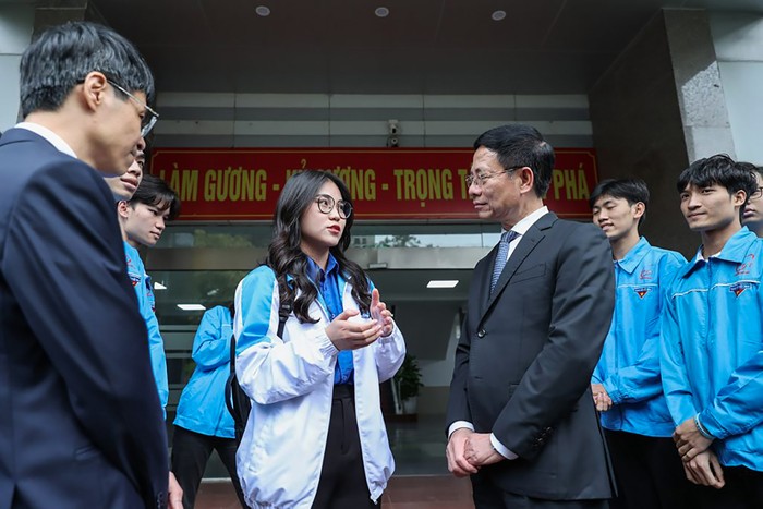 Bộ trưởng Nguyễn Mạnh Hùng nói chuyện với sinh viên Học viện Công nghệ Bưu chính Viễn thông, ngày 19/3/2024. Ảnh: PTIT Ảnh 2.jpg