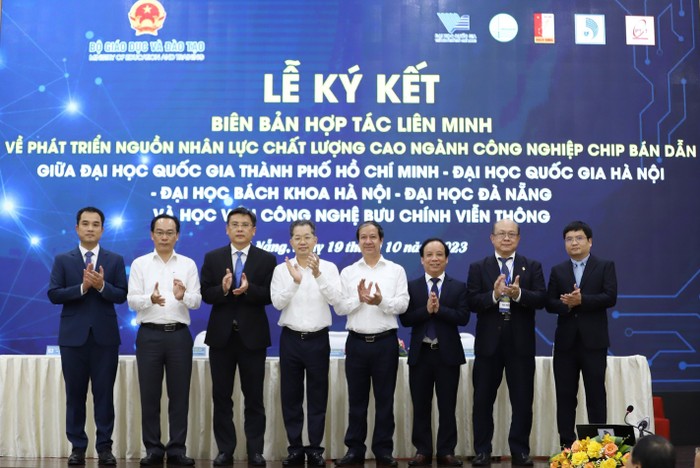Học viện Công nghệ Bưu chính Viễn thông ký kết biên bản hợp tác liên minh với Đại học Quốc gia Thành phố Hồ Chí Minh, Đại học Quốc gia Hà Nội, Đại học Bách khoa Hà Nội, Đại học Đà Nẵng về phát triển nguồn nhân lực chất lượng cao ngành công nghiệp chip bán dẫn. Ảnh: PTIT Ảnh 3.jpg