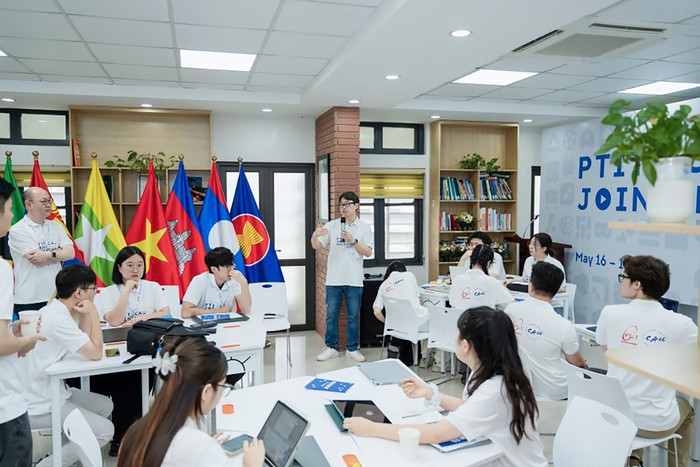 Sinh viên PTIT tranh tài với sinh viên Hàn Quốc tại cuộc thi “Ptit-Cau Hackathon 2024”. Ảnh: PTIT Ảnh 7.jpg