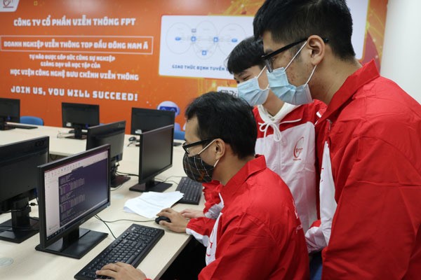 Hệ thống phòng lab viễn thông viễn thông mô phỏng toàn bộ hoạt động vận hành Internet và các dịch vụ gia tăng của doanh nghiệp do FPT Telecom tài trợ cho Học viện Công nghệ Bưu chính Viễn thông. Ảnh: PTIT sinh-vien-ptit-co-them-phong-lab-vien-thong-phuc-vu-hoc-tap-gan-ket-thuc-tien.jpg