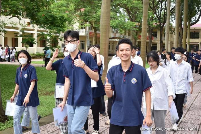 Thí sinh Vĩnh Phúc phấn khởi rời khỏi điểm thi sau khi kết thúc bài thi đầu tiên. Hình ảnh tại điểm thi Trường Trung học phổ thông Vĩnh Yên (Vĩnh Phúc). Ảnh: Văn Lự 6c27c4cded704e2e1761.jpg