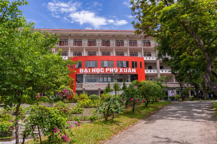 Trường Đại học Phú Xuân trong diện mạo mới. Ảnh: PXUni dai-hoc-phu-xuan-2023-mau-do.jpeg