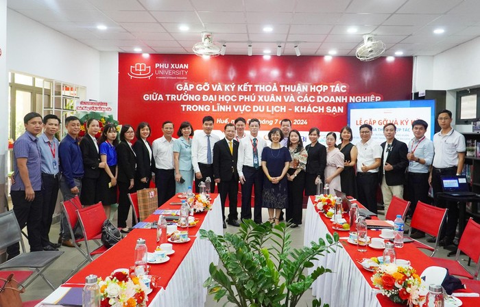 Trường Đại học Phú Xuân tổ chức Lễ ký kết thỏa thuận hợp tác với các doanh nghiệp trong lĩnh vực Du lịch – Khách sạn. Ảnh: PXUni Trường Đại học Phú Xuân tổ chức Lễ ký kết thỏa thuận hợp tác với các doanh nghiệp trong lĩnh vực Du lịch – Khách sạn. Ảnh: PXUni