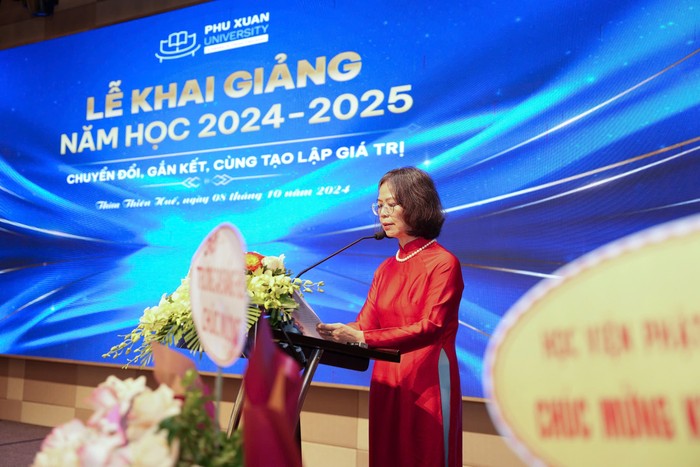 Tiến sĩ Ngô Hoàng Oanh - Hiệu trưởng Trường Đại học Phú Xuân phát biểu tại Lễ Khai giảng năm học 2024 - 2025. Ảnh: PXUni 6118a224020dbb53e21c.jpg