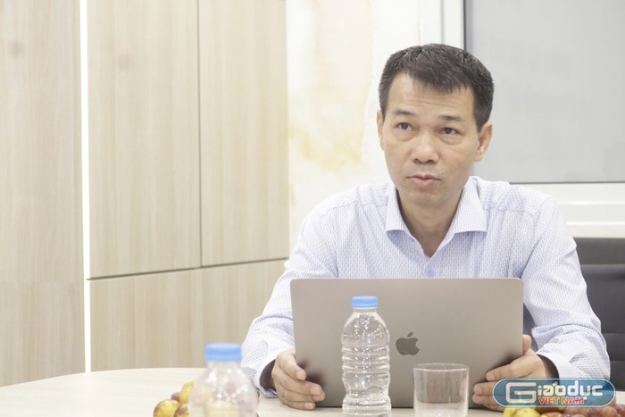Phó giáo sư, Tiến sĩ Lê Vinh Hưng - Phó Hiệu trưởng phụ trách Trường Đại học Sư phạm Nghệ thuật Trung ương trao đổi tại toạ đàm GDVN-toạ đàm (2).jpg